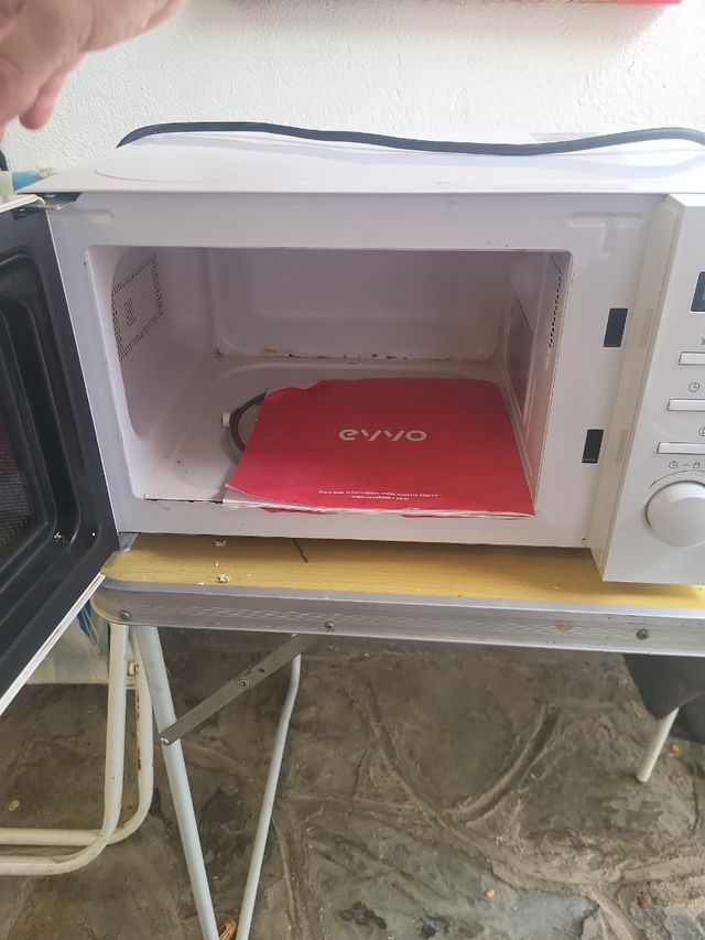 Microondas blanco le falta el plato