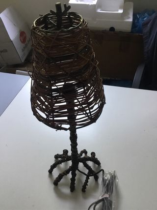 Lampada da tavolo in metallo e vimini