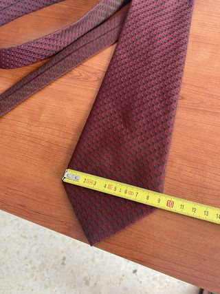 Corbata marrón y roja con diseño