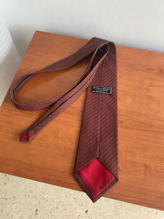 Corbata marrón y roja con diseño