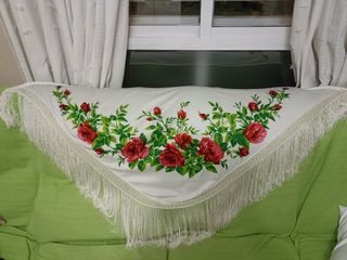 Mantón estampado flores rojas