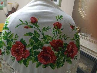 Mantón estampado flores rojas