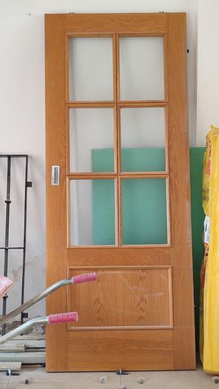 Puerta corredera de madera con cristal