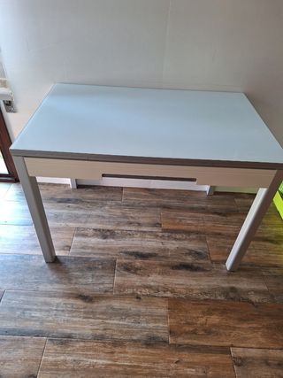 Mesa de cocina con cristal y sillas