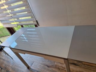 Mesa de cocina con cristal y sillas