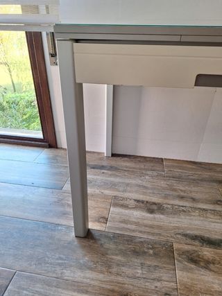 Mesa de cocina con cristal y sillas