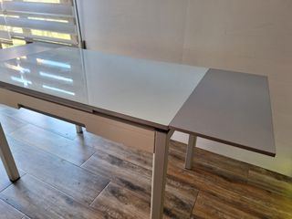 Mesa de cocina con cristal y sillas