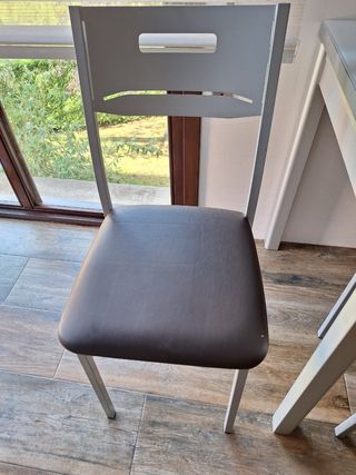 Mesa de cocina con cristal y sillas