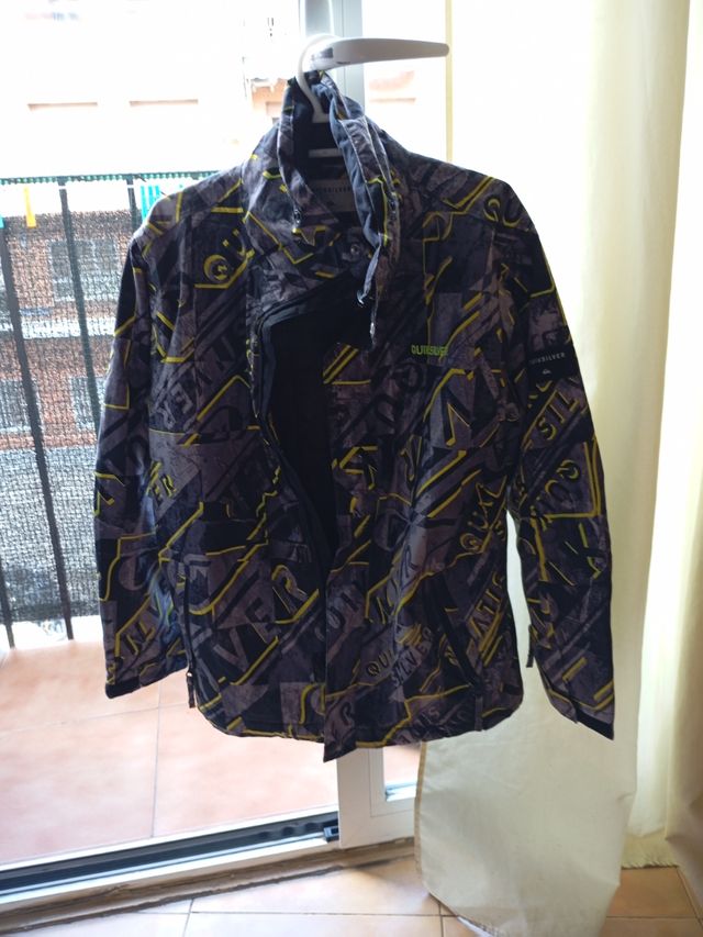 Abrigo Quiksilver estampado