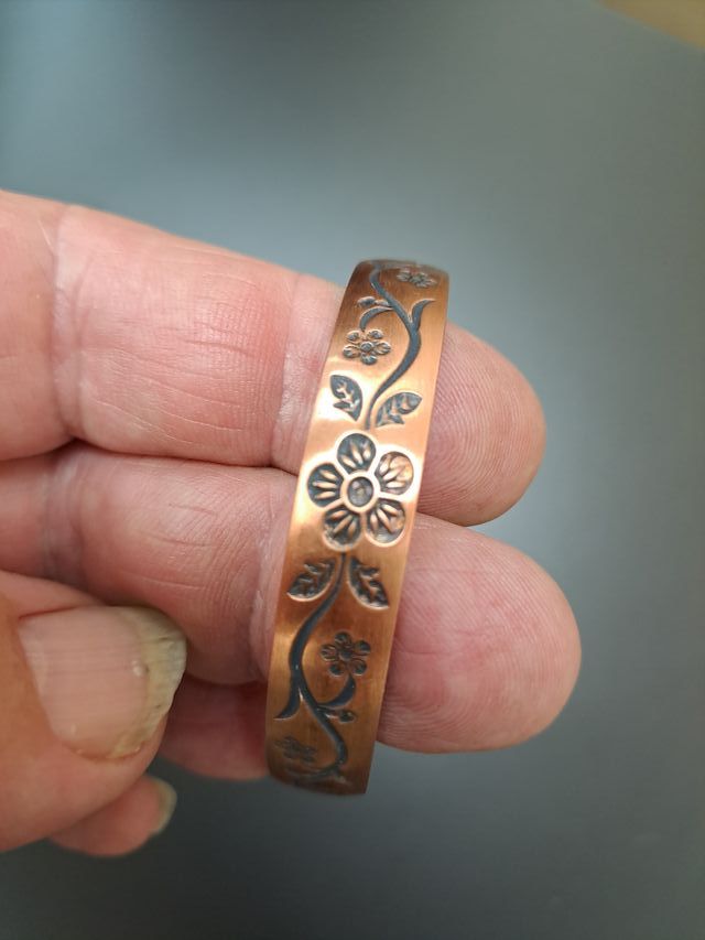 Pulsera cobre ajustable flor grabada
