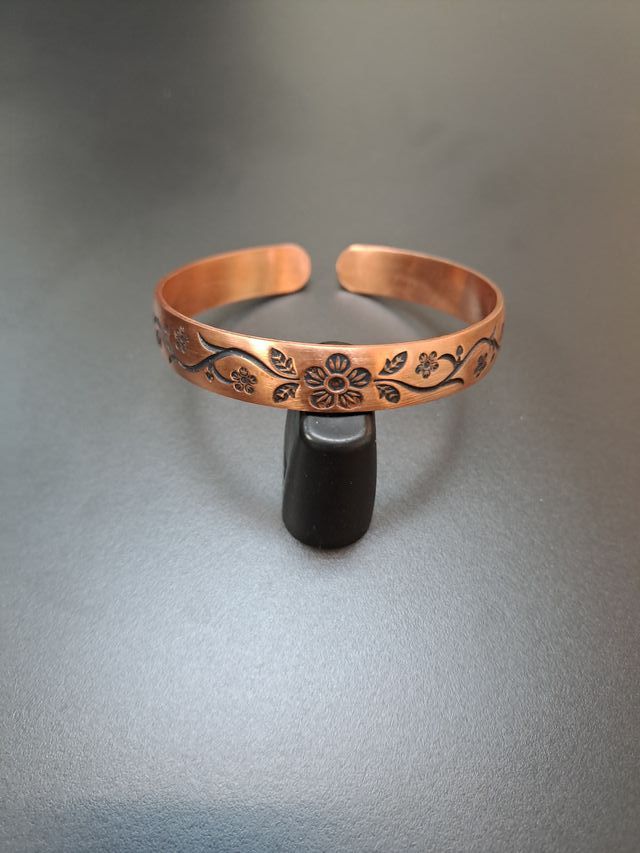 Pulsera cobre ajustable flor grabada