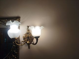 Apliques de pared dorados con tulipas de cristal