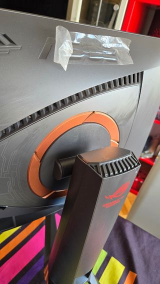  Asus ROG Swift PG27VQ Monitor curvo