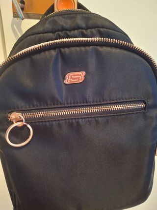 Mochila Skechers Negra con detalles dorados