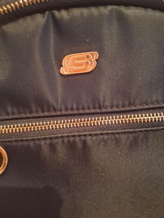 Mochila Skechers Negra con detalles dorados