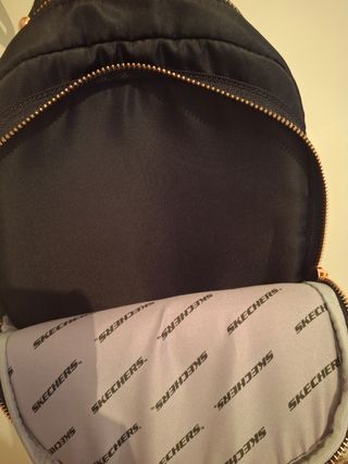 Mochila Skechers Negra con detalles dorados