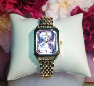 Reloj de pulsera dorado con esfera lila