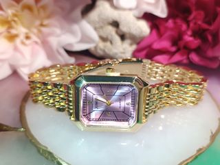 Reloj de pulsera dorado con esfera lila