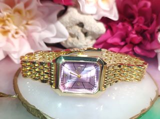 Reloj de pulsera dorado con esfera lila