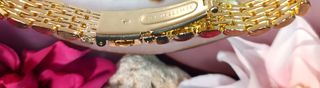 Reloj de pulsera dorado con esfera lila