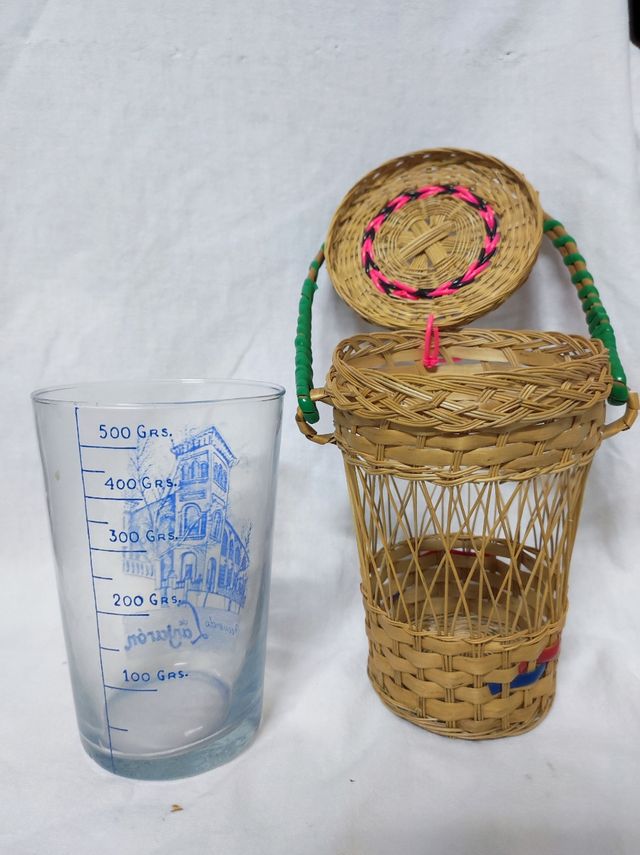 Vaso de cristal con cesta de mimbre