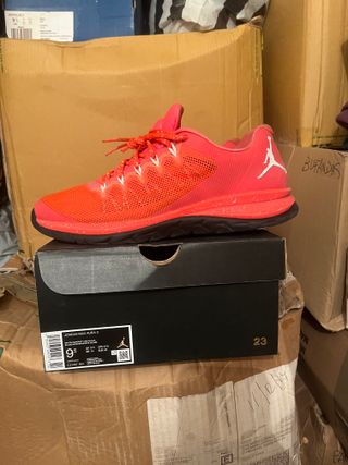 Jordan Max Aura 3 Talla 44.5 Rojo/Negro