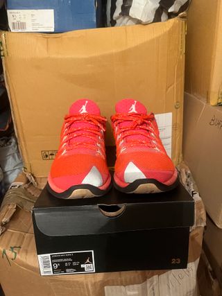 Jordan Max Aura 3 Talla 44.5 Rojo/Negro