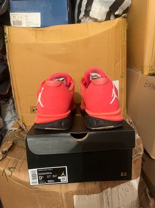 Jordan Max Aura 3 Talla 44.5 Rojo/Negro