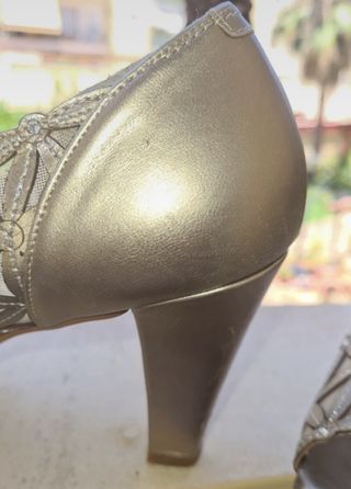 Zapatos de fiesta elegantes dorados y plateados.