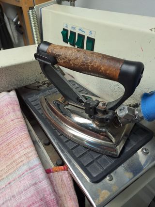 Mesa de planchado con caldera y plancha