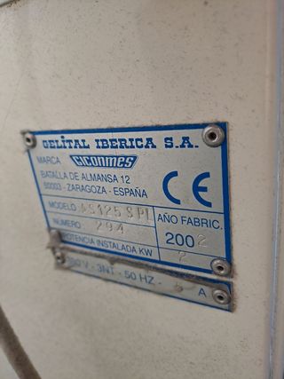 Mesa de planchado con caldera y plancha