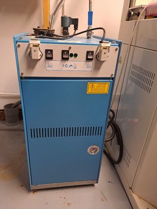 Mesa de planchado con caldera y plancha