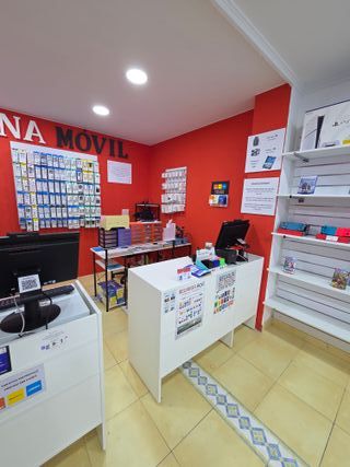 Mostrador y mobiliario de tienda de telefonía.