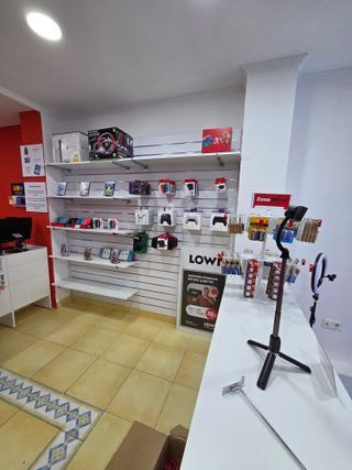 Mostrador y mobiliario de tienda de telefonía.
