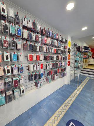 Mostrador y mobiliario de tienda de telefonía.