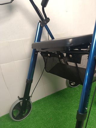 Andador Mobiclinic con asiento y cesta