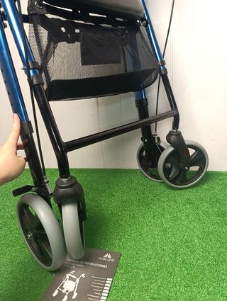 Andador Mobiclinic con asiento y cesta