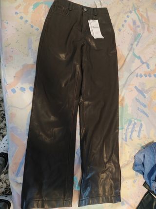 Pantalones Stradivarius efecto piel negros