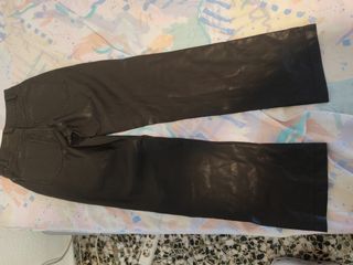 Pantalones Stradivarius efecto piel negros