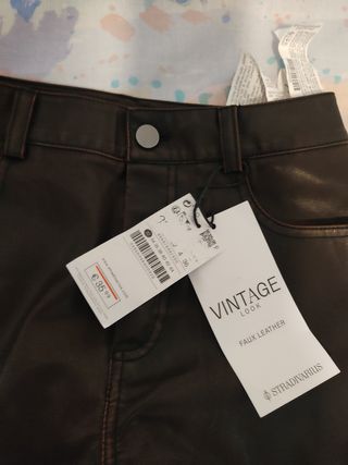 Pantalones Stradivarius efecto piel negros