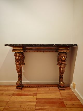 Consola de madera tallada y dorada y marmol