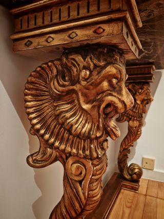Consola de madera tallada y dorada y marmol