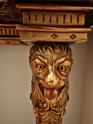 Consola de madera tallada y dorada y marmol