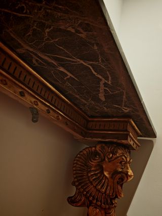 Consola de madera tallada y dorada y marmol