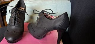 Zapato cerrado con cordones
Negro, tacón alto