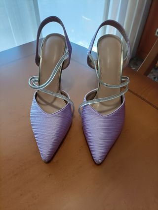 Zapatos de tacón morados con pedrería