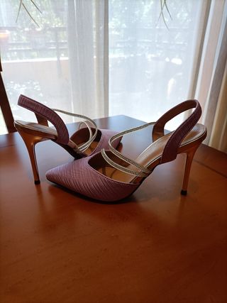 Zapatos de tacón morados con pedrería