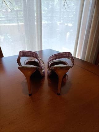 Zapatos de tacón morados con pedrería