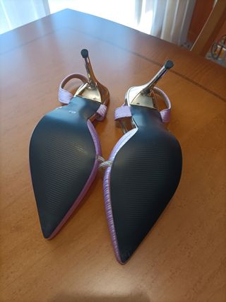 Zapatos de tacón morados con pedrería