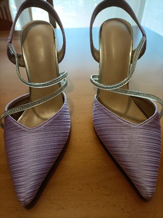 Zapatos de tacón morados con pedrería